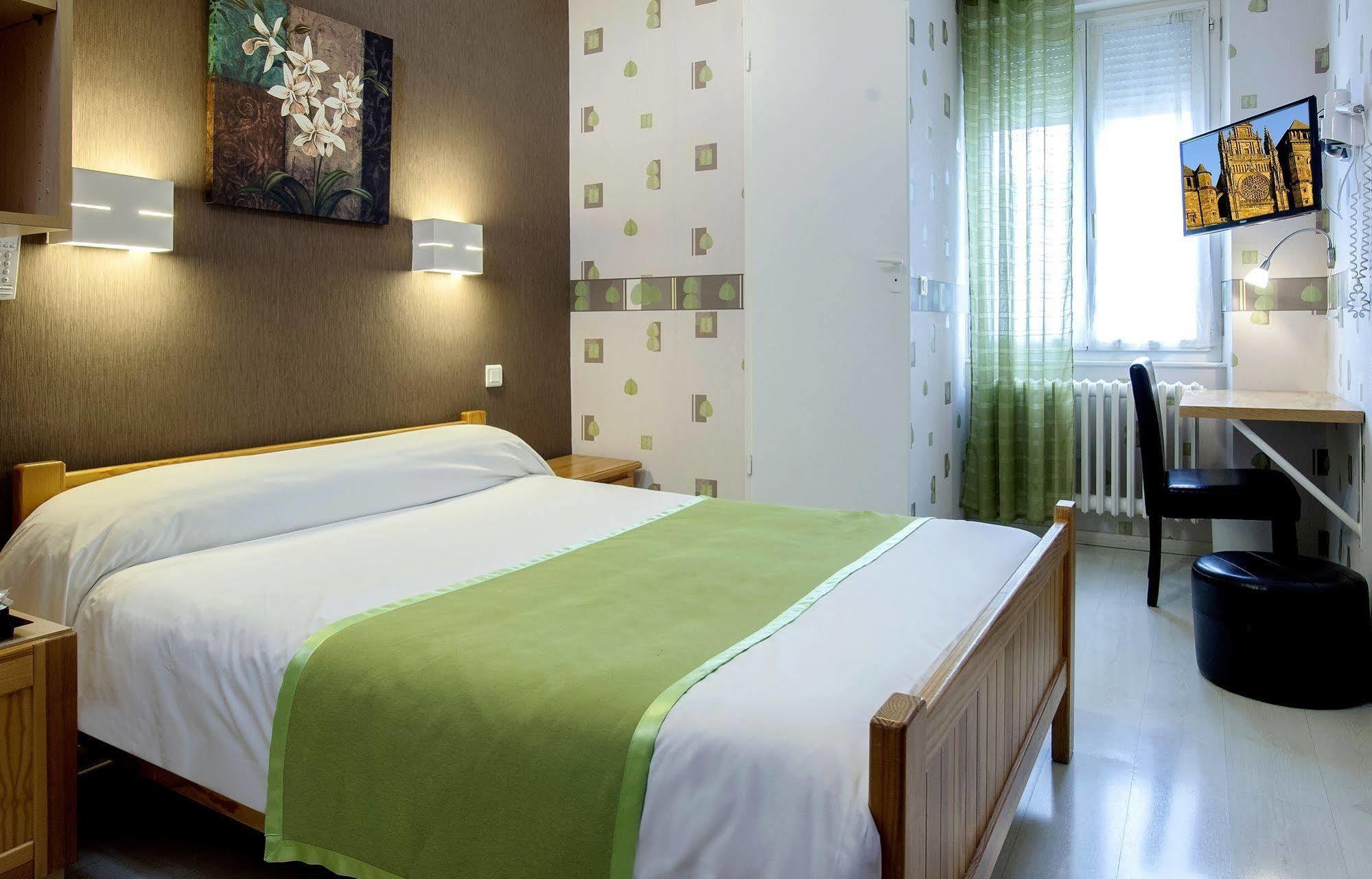 Logis Hotel Restaurant Cazes Arazat Laissac 외부 사진