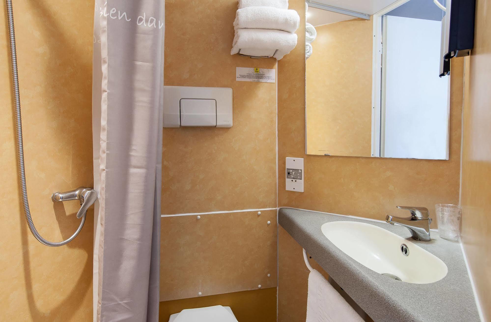 Logis Hotel Restaurant Cazes Arazat Laissac 외부 사진