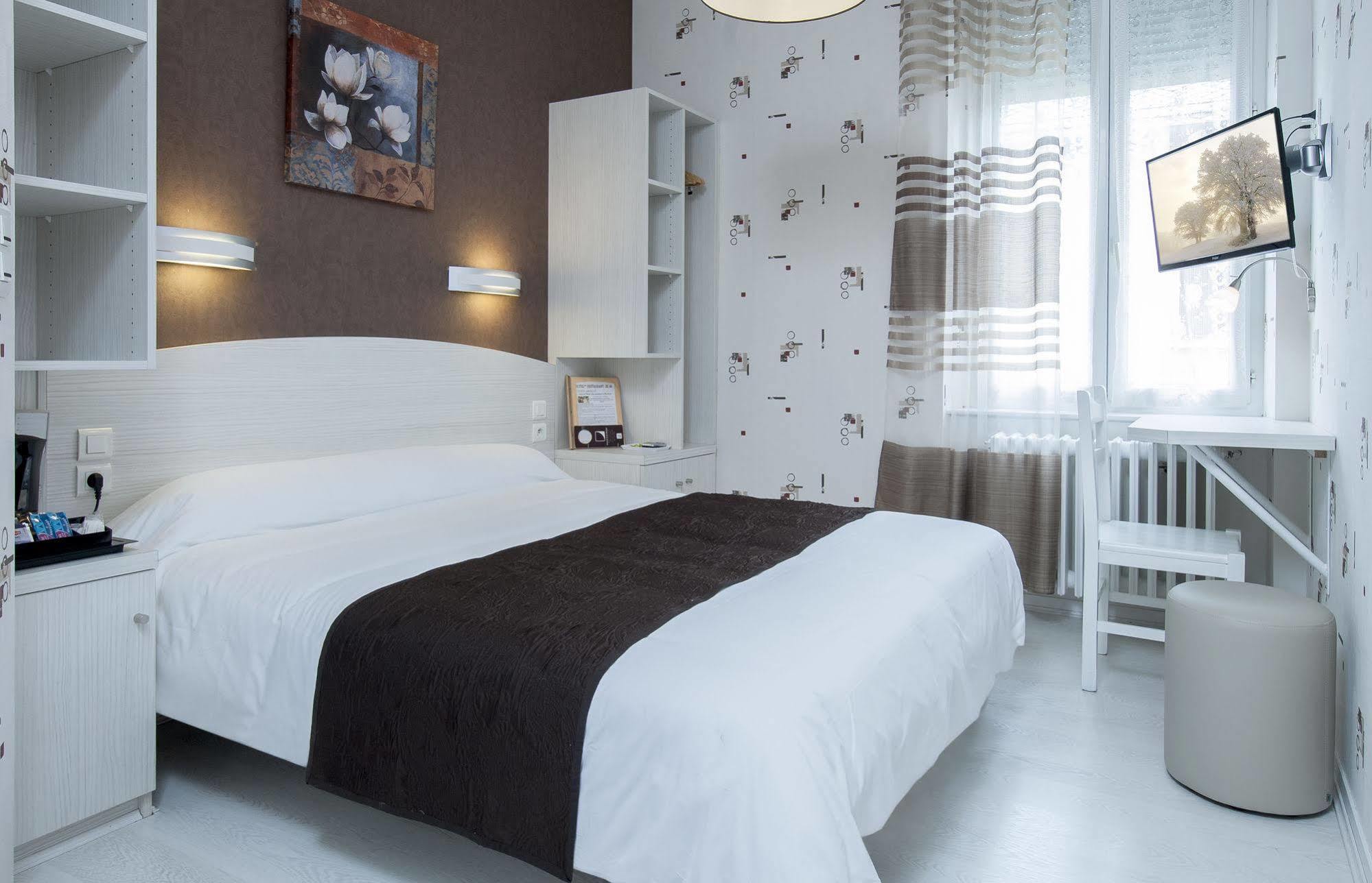 Logis Hotel Restaurant Cazes Arazat Laissac 외부 사진