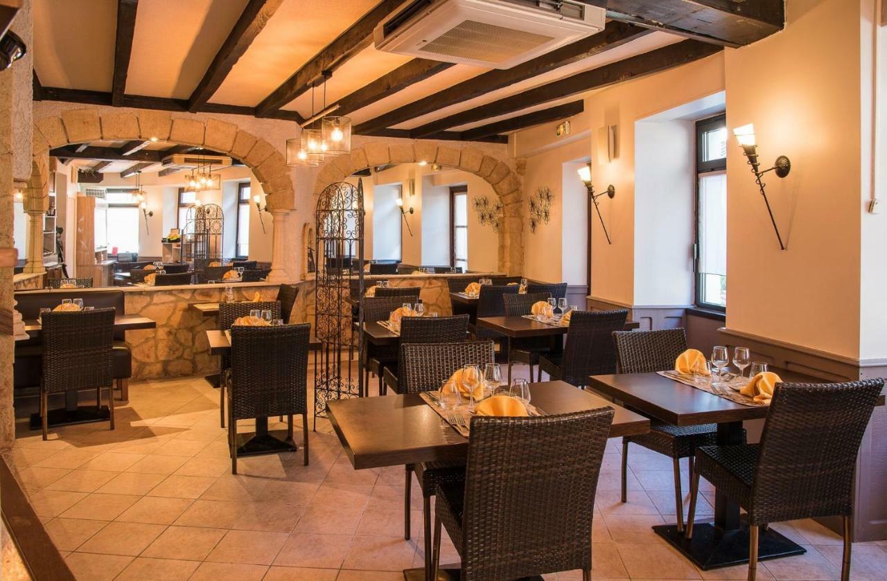 Logis Hotel Restaurant Cazes Arazat Laissac 외부 사진