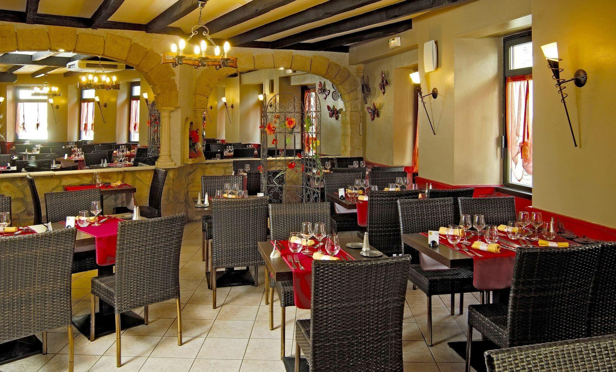 Logis Hotel Restaurant Cazes Arazat Laissac 외부 사진